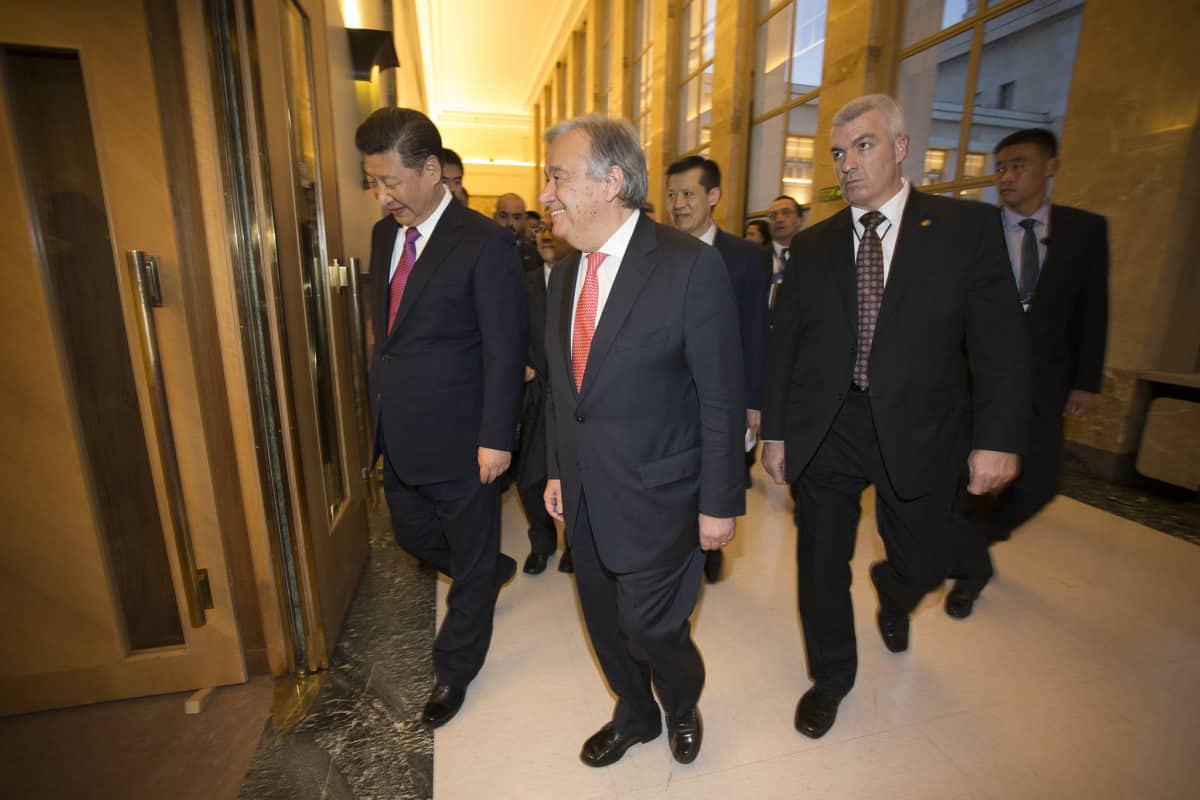 Chinese President Xi Jinping(L) and United Nations Secretary General Antonio Guterres(C) walk the Palais des Nations, Geneva, Switzerland, January 18, 2016.