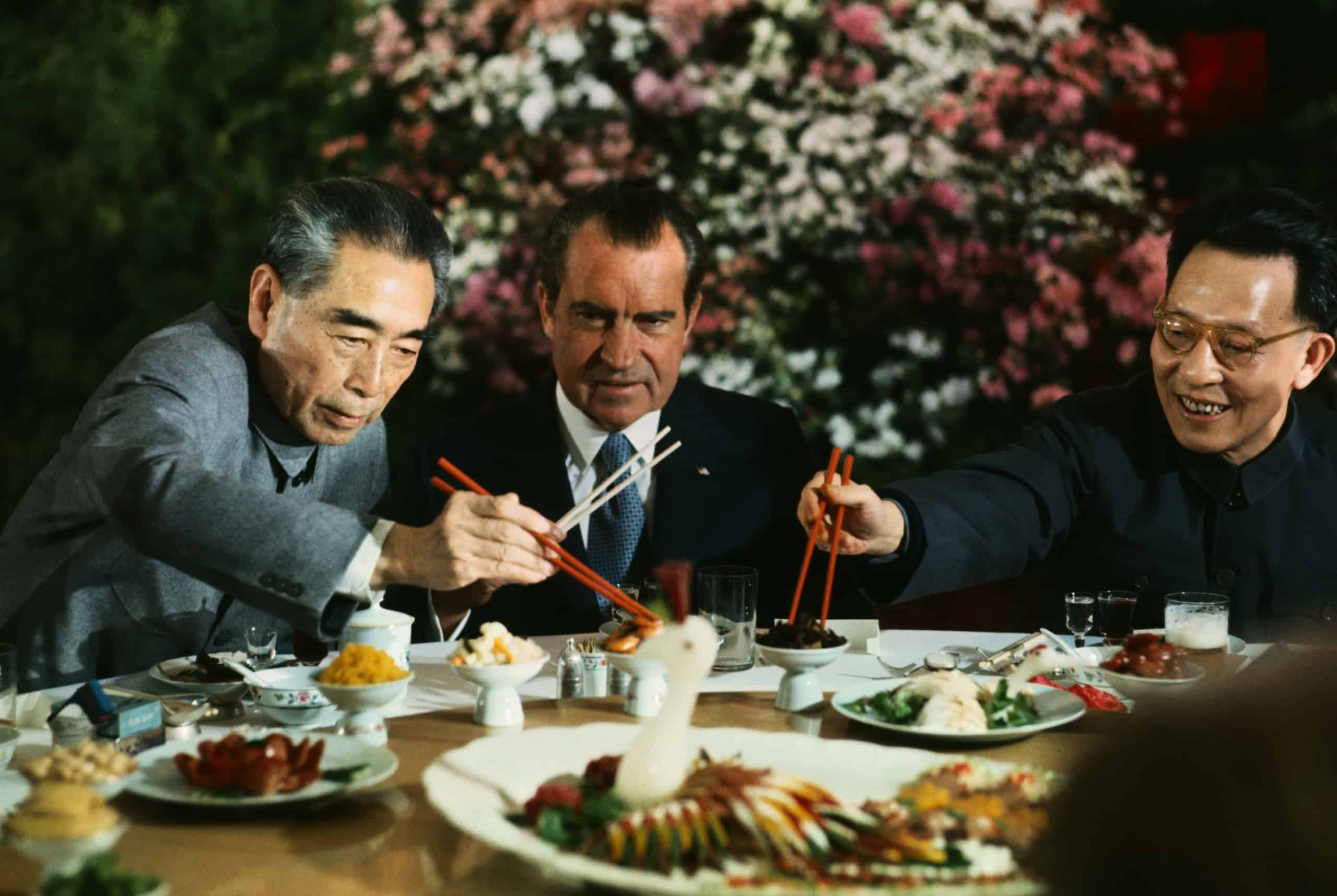 1972年2月27日，尼克松总统和周恩来总理(左)、上海市委书记张春桥(右)在告别晚宴上。