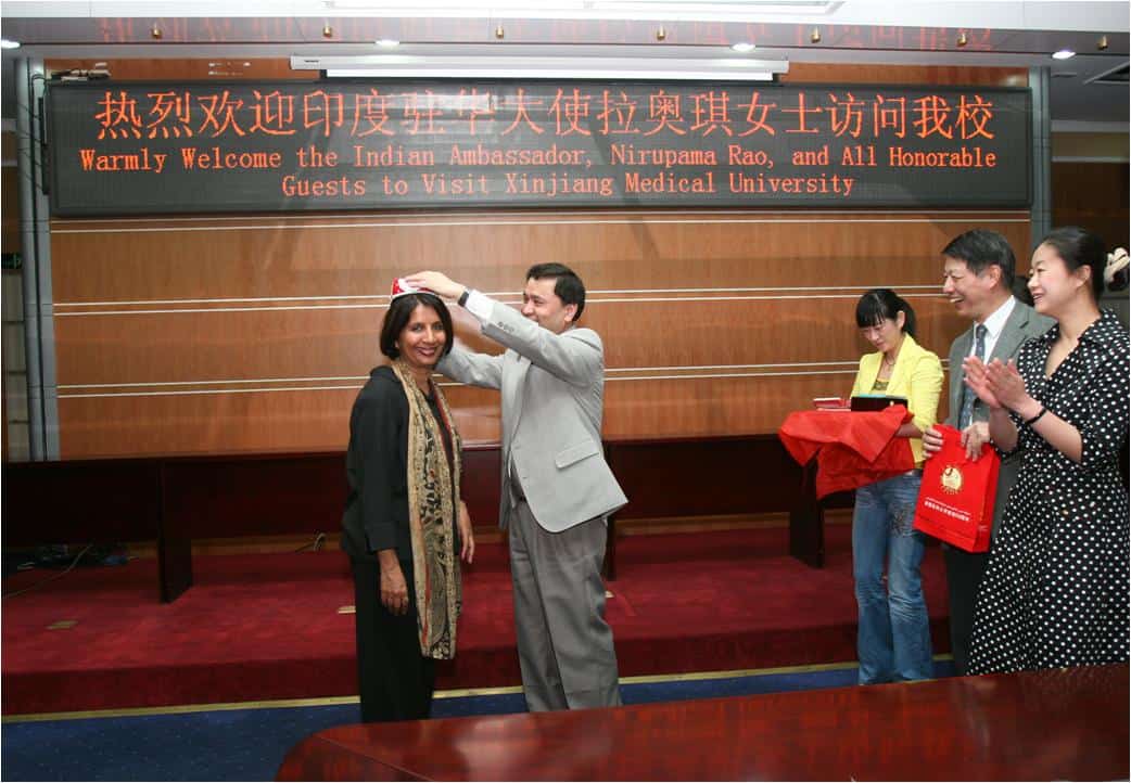 Rao visits Xinjiang Medical University in 2009. 