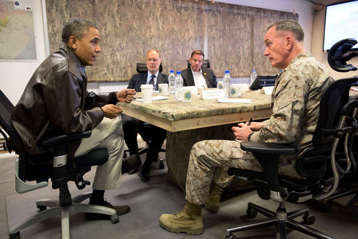 Joe Dunford briefing Barack Obama.